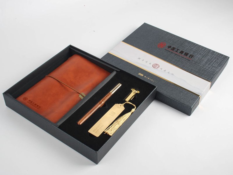金属工艺品的魅力在于它能将工业的坚硬与艺术的柔美完美结合，下面通过几个具体案例来解读这种独特的创作过程。
